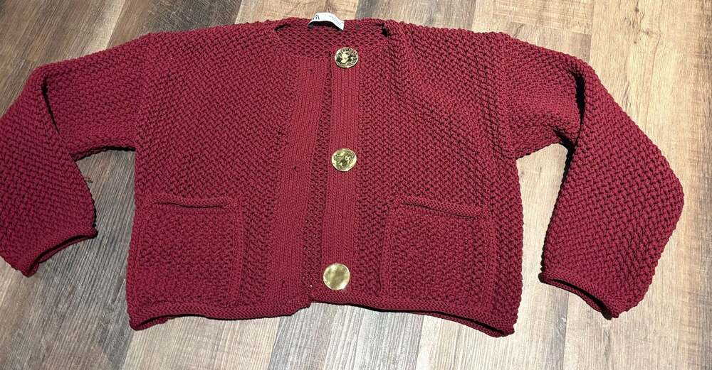 ZARA Chunky Knit Cardigan with Textured Gold Buttons in Maroon Buttons Maroon Go - Picture 2 of 4